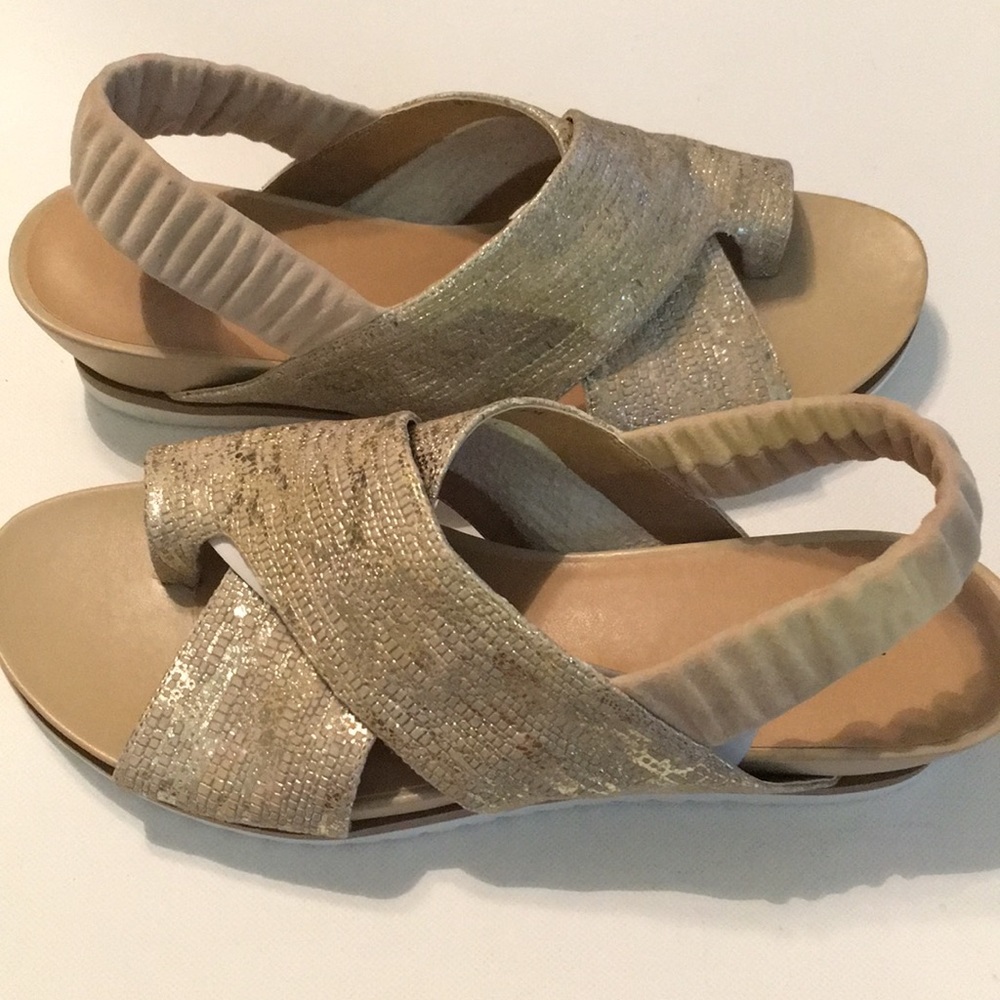 Van Eli cute gold tone sandals size 9